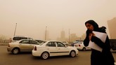 Sejumlah orang memutuskan membatalkan sejumlah agenda karena terhambat badai pasir. (REUTERS/Amr Abdallah Dalsh)