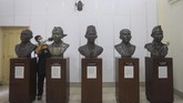Pegawai membersihkan patung tokoh-tokoh pers Indonesia di Monumen Pers Nasional Solo, Jawa Tengah. (ANTARA FOTO/Maulana Surya)