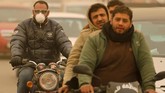 Para pengendara sepeda motor khawatir karena jarak pandang mereka sangat terbatas akibat badai pasir. (REUTERS/Mohamed Abd El Ghany)