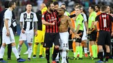 Winger Juventus Douglas Costa sempat berdebat dengan bomber AC Milan pinjaman Juventus Gonzalo Higuain usai laga Piala Super Italia 2018. (REUTERS/Waleed Ali)