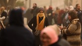 Otoritas pelabuhan juga menutup Terusan Suez karena jarak pandang yang terbatas akibat badai pasir bisa membayakan pelayaran. (REUTERS/Mohamed Abd El Ghany)