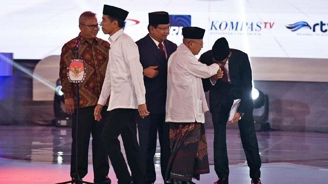 Ragam Makna Aksi Cium Tangan Seperti Sandi-Ma'ruf
