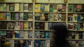 Seakan dimakan zaman, kini Soor el-Azbakeya tak begitu ramai pembeli. Sebutan pasar senggol seakan luntur. Penjual buku banyak yang beralih menjual baju atau makanan di sekitar pasar.