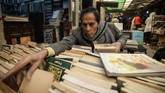 Soor el-Azbakeya bermula sejak abad ke-19. Pasar buku ini muncul karena banyaknya kedai kopi dan tempat makan tempat kongko dan berbincang pemuda dan pemudi berikut pendatang di Kairo pada masa tersebut.