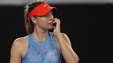 Maria Sharapova akan menghadapi lawan yang lebih berat di babak ketiga setelah meraih kemenangan atas Rebecca Peterson. (REUTERS/Adnan Abidi)