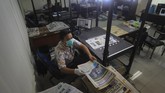 Pegawai bagian konservasi preservasi melakukan alih media digital koleksi surat kabar di Monumen Pers Nasional Solo, Jawa Tengah. (ANTARA FOTO/Maulana Surya)