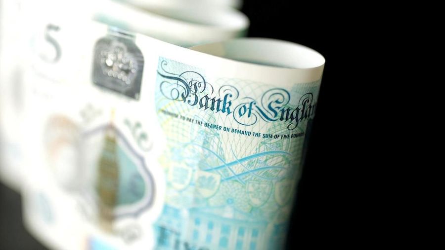 Poundsterling mengakhiri perdagangan Senin di level US$ 1,2993, anjlok 1,56% di pasar spot, melansir data Refinitiv.