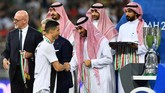Cristiano Ronaldo menerima medali usai membawa Juventus menang atas AC Milan di Piala Super Italia 2018. Ini adalah trofi pertama Ronaldo bersama Juventus sejak dibeli dari Real Madrid awal musim ini. (REUTERS/Waleed Ali)
