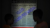 Siswa mengamati koleksi surat kabar Angkatan Bersendjata yang dipamerkan di Monumen Pers Nasional Solo, Jawa Tengah. (ANTARA FOTO/Maulana Surya)