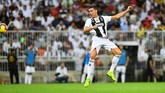 Juventus akhirnya memecah kebuntuan pada menit ke-61 melalui sundulan Cristiano Ronaldo yang meneruskan umpan lambung Miralem Pjanic. (REUTERS/Waleed Ali)