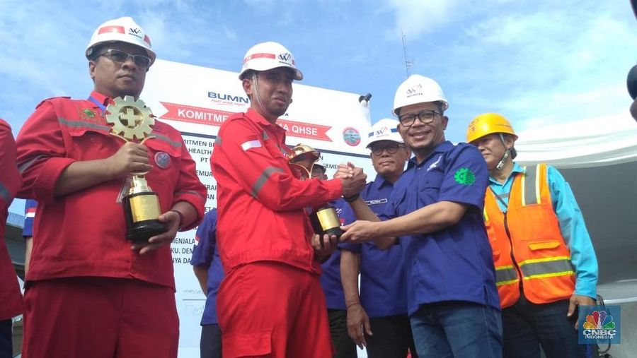 Menteri Ketenagakerjaan Muhammad Hanif Dhakiri merespons kabar tsunami pemutusan hubungan kerja (PHK) di sektor perbankan dalam negeri.