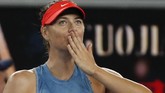 Maria Sharapova merayakan kemenangan atas Rebecca Peterson dengan memberi hormat kepada penonton yang setia menonton hingga Kamis dini hari. (REUTERS/Adnan Abidi)
