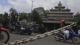 Pengendara melintas di depan Gedung Monumen Pers Nasional Solo, Jawa Tengah. (ANTARA FOTO/Maulana Surya)