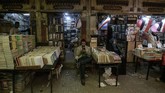 Tanah Arab bukan cuma destinasi wisata belanja barang fesyen, karena di Kairo ada pasar buku yang bernama Soor el-Azbakeya.