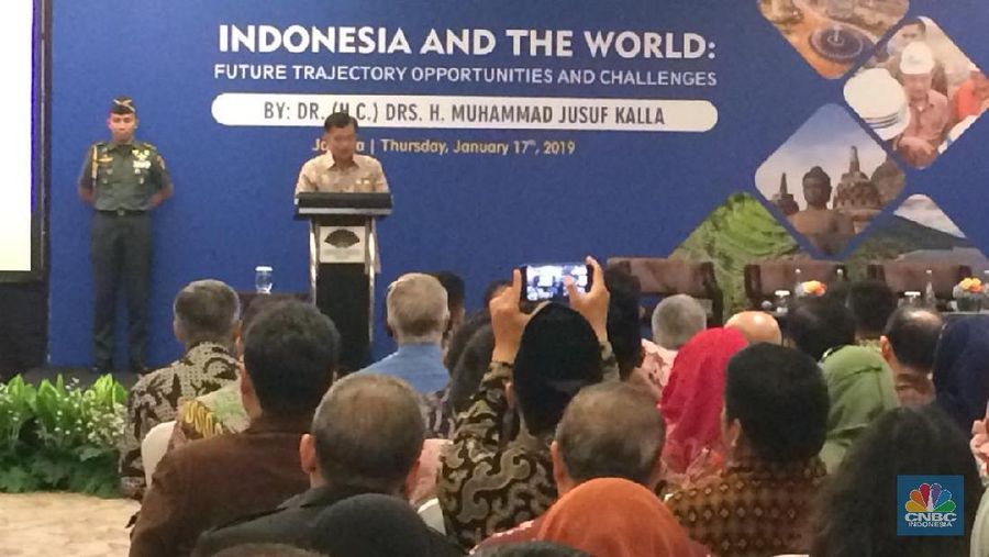 Dalam kesempatan itu, JK menceritakan kondisi politik luar negeri dan dalam negeri.