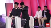 Salah satu momen dalam debat capres perdana 2019 ini adalah ketika cawapres Sandiaga Uno tampak memijat pundak Prabowo Subianto. (CNN Indonesia/Safir Makki)