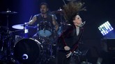 Beberapa dari musisi menyanyikan kembali lagu yang pernah didendangkan Cornell. Salah satunya Foo Fighters, yang menyanyikan ulang lagu Soundgarden No Attention, lagu Devo Girl U Want dan Earache My Eye dari Cheech and Chong yang pernah dibawakan Cornell. (REUTERS/Mario Anzuoni)