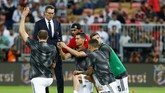 Seorang penyusup berusaha meminta selfie dengan Cristiano Ronaldo jelang laga Piala Super Italia 2018 antara Juventus vs AC Milan. (REUTERS/Faisal Al Nasser)