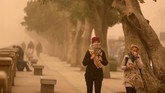 Bandara Kairo juga tutup imbas cuaca buruk karena badai pasir. (REUTERS/Mohamed Abd El Ghany)