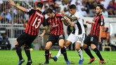 AC Milan memberi perlawanan sengit kepada Juventus. Meski begitu Juventus tetap menjadi tim yang paling sering mendapat peluang mencetak gol. Skor imbang tanpa gol bertahan hingga akhir babak pertama. (REUTERS/Waleed Ali)