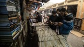 Pasar Soor el-Azbakeya berada di antara gang kecil. Pasar senggol, begitu sebutannya, karena penjual dan pembeli saling bersenggolan akibat sempitnya ruang.