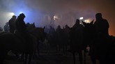 Para penggunggah kuda berkumpul di kota San Bartolome di Provinsi Avila, Spanyol tengah, bersiap untuk perayaan festival tradisional Luminarias pada 16 Januari 2018. (AFP/GABRIEL BOUYS)