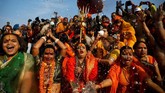 Lakshmi Narayan Tripathi (tengah), pemimpin kongregasi kelompok transgender