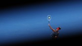 Pertarungan sengit berlanjut karena Caroline Wozniacki menang 6-4 di set kedua. Namun Maria Sharapova kemudian memastikan kemenangan dengan skor 6-3 di set penentuan. (REUTERS/Aly Song)
