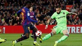 Barcelona membuka keunggulan pada menit ke-30 setelah Ousmane Dembele mencetak gol menerima umpan terobosan Lionel Messi. (REUTERS/Albert Gea)