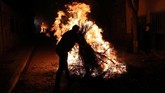 Setiap tahunnya, pada 16 Januari malam, penduduk merayakan Luminarias yang dianggap sebagai upaya pemurnian hewan dan mempersiapkan untuk setahun ke depan. (AFP/GABRIEL BOUYS)