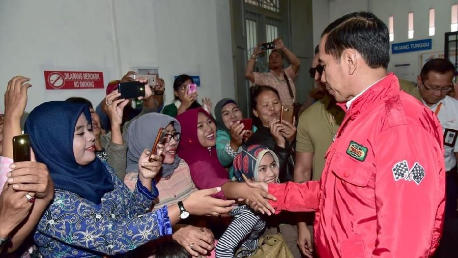 Presiden meninjau panel reaktivasi jalur kereta api Cibatu-Garut.