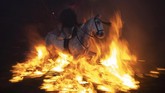 Namun pandangan tersebut ditentang oleh María Jesus Martin, Walikota San Bartolome de Pinares. Martin menilai tidak ada hewan yang tersiksa atau pun terluka dalam festival kuno ini. (AFP/GABRIEL BOUYS)
