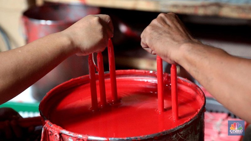 Jelang perayaan imlek sejumlah pengrajin Hio dan lilin kebanjiran pesanan.