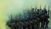 Pasukan khusus Sri Lanka unjuk gigi dalam parade di Kalutara, Sri Lanka. (Reuters/Dinuka Liyanawatte)