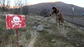Ali yang kini sudah pensiun dari Peshmerga memilih melanjutkan kegiatan menyapu ranjau tanpa dibayar. (REUTERS/Ako Rasheed)