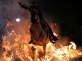 FOTO: Menunggang Kuda Menerobos Kobaran Api di Spanyol