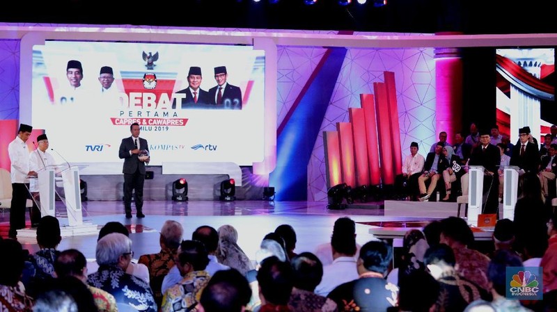 Dua pasangan capres-cawapres, Jokowi-Ma'ruf Amin, dan Prabowo Subianto-Sandiaga Uno menjalani debat Pilpres 2019 perdana