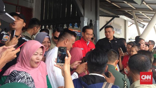 Seorang Nenek Menangis Keluhkan Penyakit Gula ke Jokowi