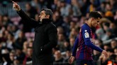 Philippe Coutinho berjalan melewati pelatih Barcelona Ernesto Valverde pada menit ke-64. Coutinho ditarik keluar setelah Valverde memasukkan Luis Suarez. (REUTERS/Albert Gea)
