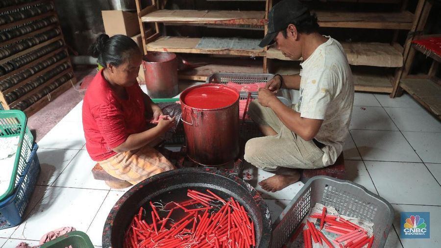 Jelang perayaan imlek sejumlah pengrajin Hio dan lilin kebanjiran pesanan.