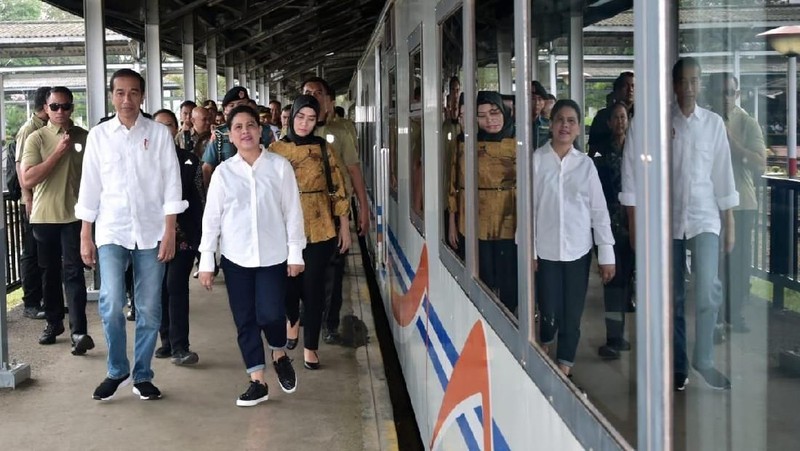 Presiden meninjau panel reaktivasi jalur kereta api Cibatu-Garut.