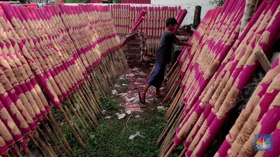 Jelang perayaan imlek sejumlah pengrajin Hio dan lilin kebanjiran pesanan.