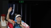 Caroline Wozniacki terlihat kecewa karena gagal mempertahankan gelar juara yang ia dapatkan tahun lalu. (REUTERS/Aly Song)