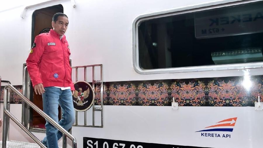 Presiden meninjau panel reaktivasi jalur kereta api Cibatu-Garut.