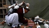 Seorang peternak merpati, Jahnzeb, berada di tengah-tengah piaraannya di Peshawar, Pakistan. (Reuters/Fayaz Aziz)