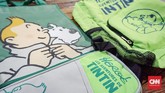 Tak hanya itu, Karina juga mengoleksi pernak-pernik Tintin. Poster, action figure, kalender, baju, topi, tas, banyal, mug, replika sketsa, sampai patung ia koleksi. (CNN Indonesia/Agniya Khoiri)