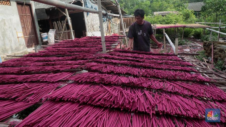 Jelang perayaan imlek sejumlah pengrajin Hio dan lilin kebanjiran pesanan.