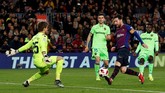 Keunggulan Barcelona bertambah pada menit ke-54 melalui Lionel Messi yang meneruskan umpan silang Nelson Semedo dan mencungkil bola melewati kiper Aitor. (REUTERS/Albert Gea)