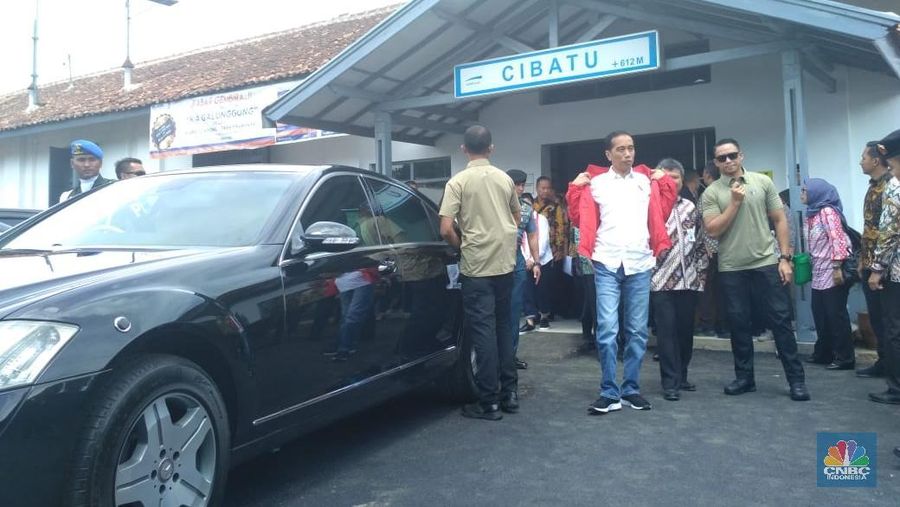 Presiden meninjau panel reaktivasi jalur kereta api Cibatu-Garut.