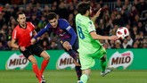 Winger Philippe Coutinho yang belakangan jarang dimainkan juga menjadi starter. Barcelona harus mengejar defisit 1-2 saat menjamu Levante di leg kedua. (REUTERS/Albert Gea)